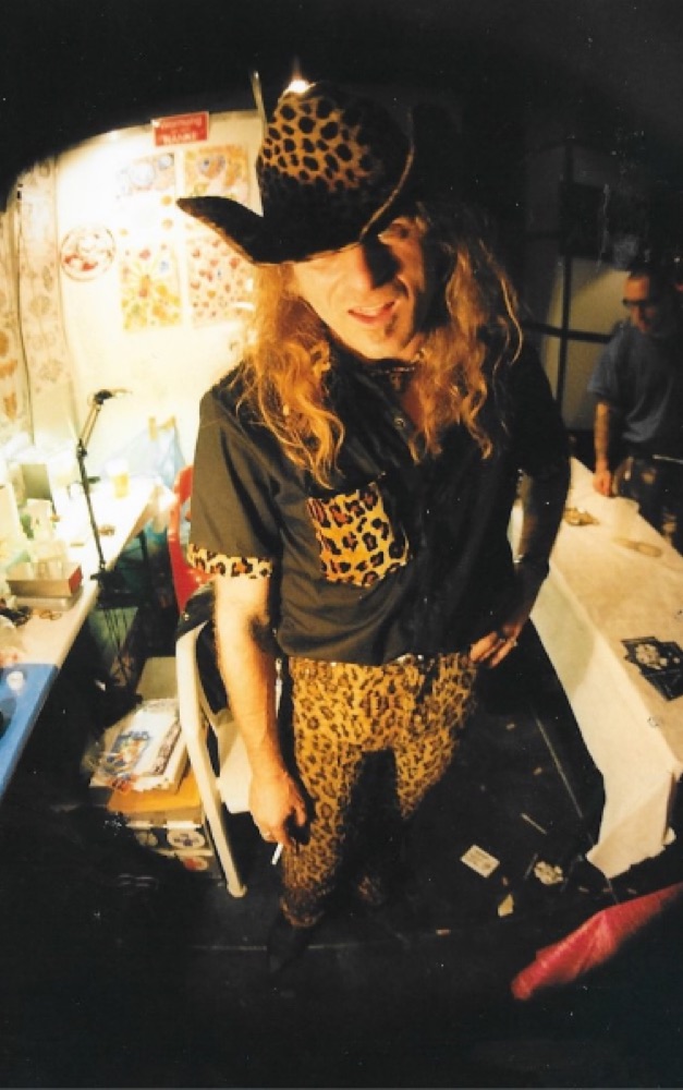 Maik im Leoparden-Outfit, backstage